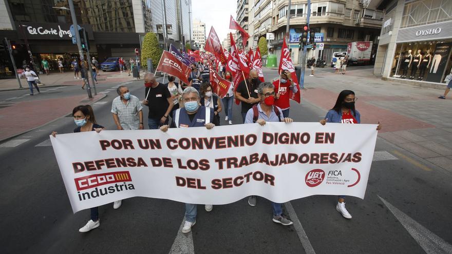 Los trabajadores del metal de Alicante se manifiestan para exigir el desbloqueo del convenio