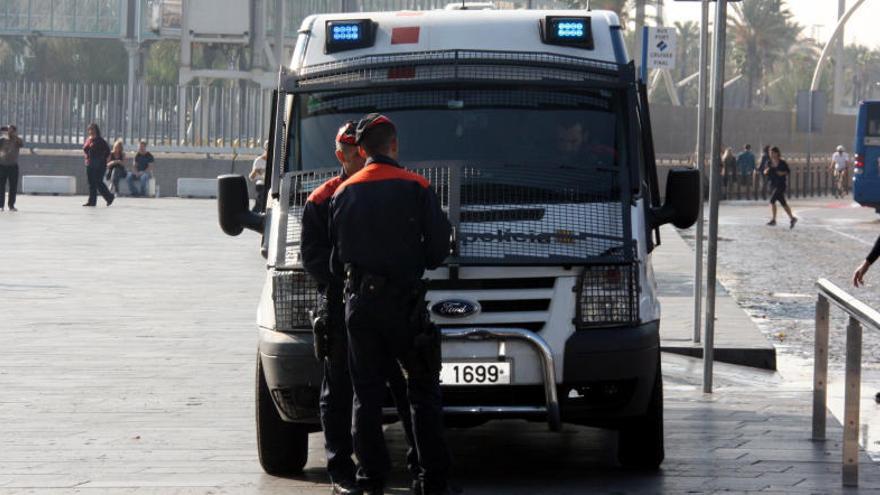 Agents dels Mossos d&#039;Esquadra patrullant els carrers de Barcelona.