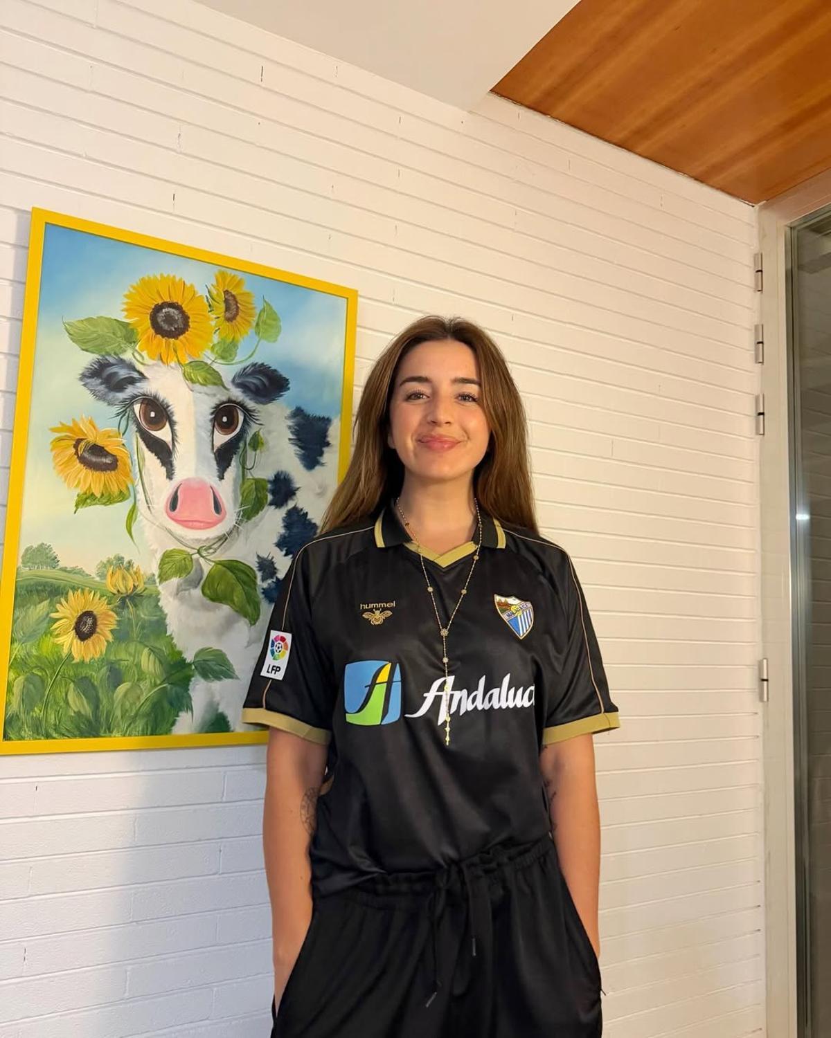 Lola Índigo posando con la nueva camiseta del Málaga en colaboración con IlloJuan