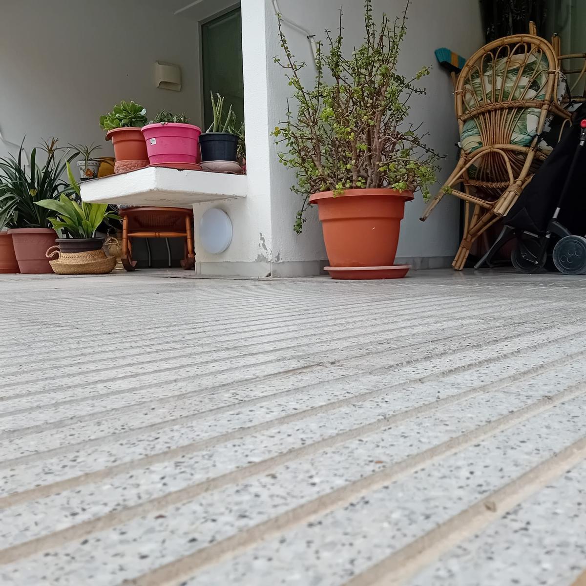 Un plafón de luz en el pasillo de los apartamentos, que no funciona