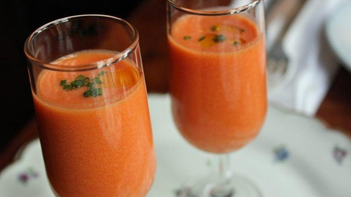 Imagen de archivo de dos raciones de gazpacho.