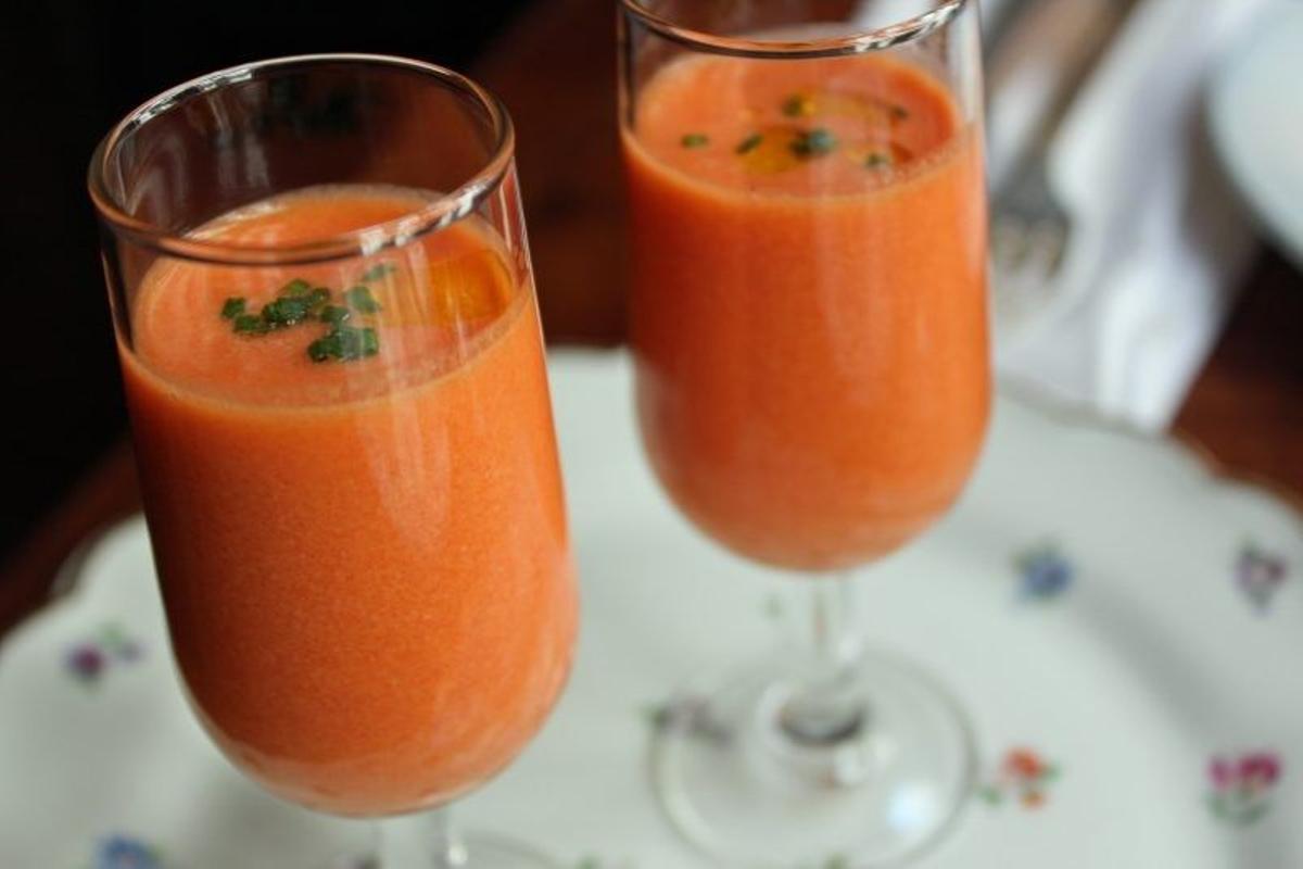 Imagen de archivo de dos raciones de gazpacho.