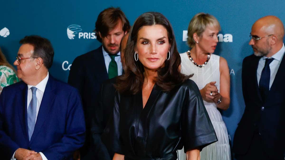 La reina Letizia cautiva con un atrevido vestido de cuero negro