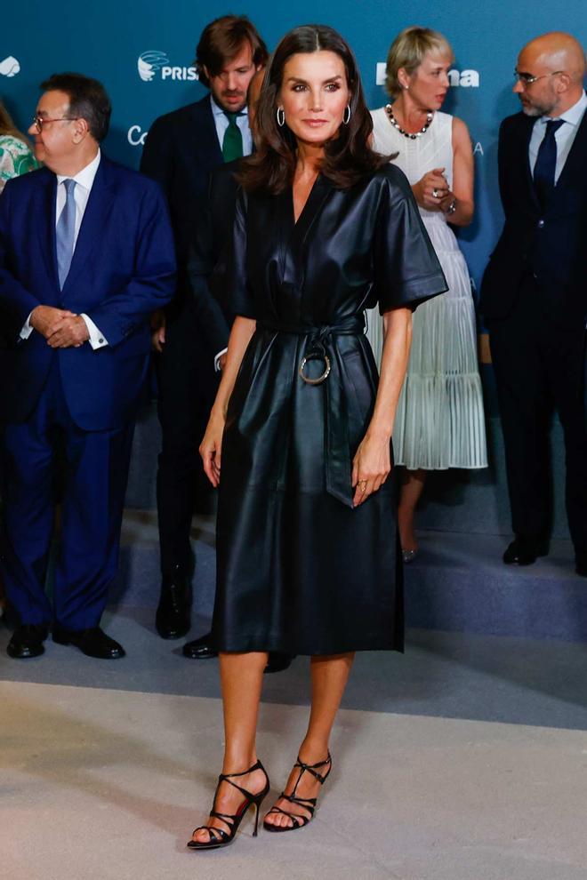 La reina Letizia con vestido de cuero negro de &amp; Other Stories