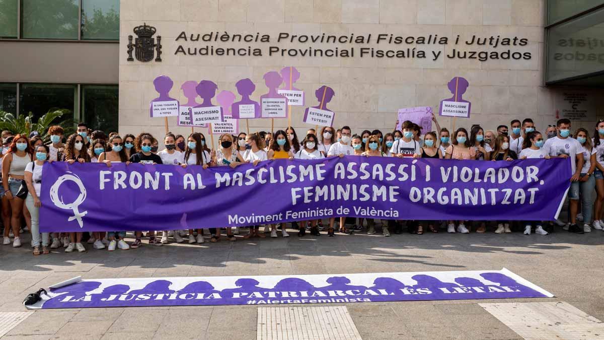 Concentración de amigos y familiares de Vanessa Ferrer a las puertas de la Ciudad de la Justicia de Valencia.