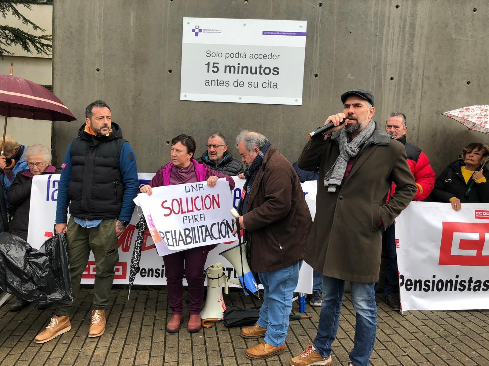 Protesta de los pensionistas en Langreo para pedir mejoras en la sanidad