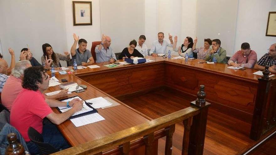 El pleno aprobó ayer el proceso para la contratación de la piscina municipal. // Gonzalo Núñez