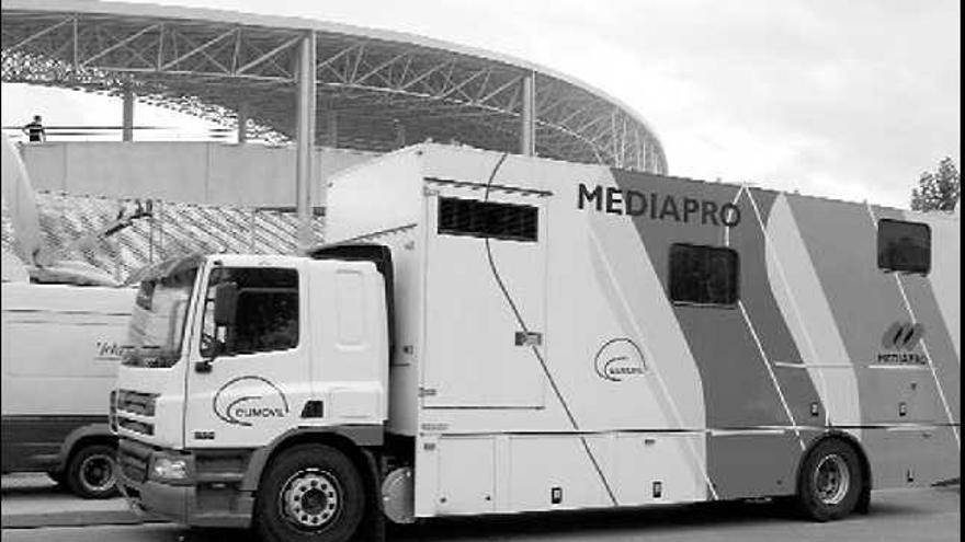 Una unidad móvil de la productora Mediapro en las inmediaciones del estadio Coliseum Alfonso Pérez de Getafe, en una imagen de archivo