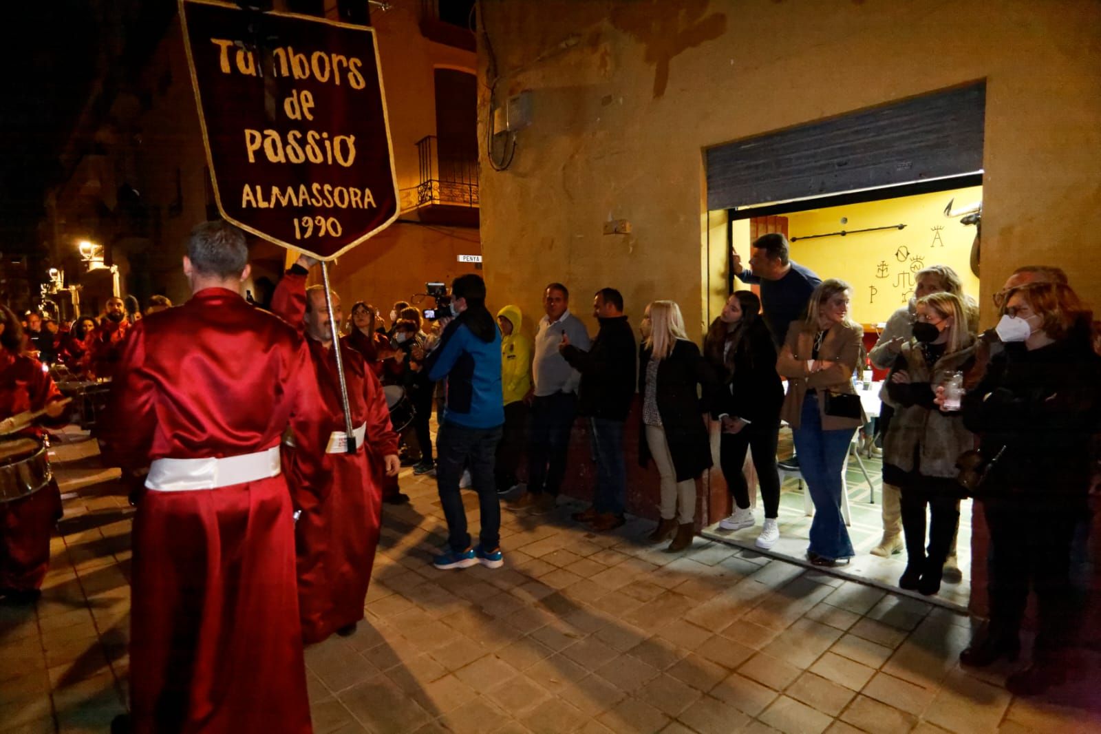 Els Tambors de Passió hacen vibrar Almassora en una noche mágica