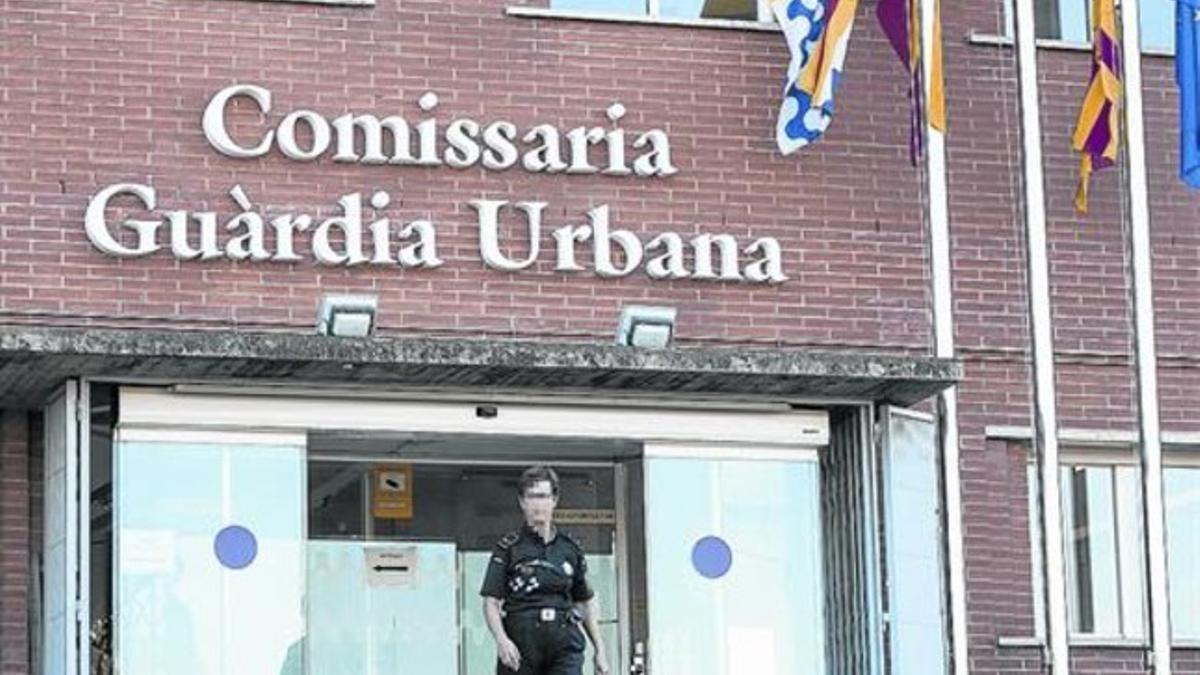 Un agente sale de una comisaría de la Guardia Urbana de Badalona, anteayer.