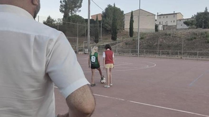 La foto del cartell de «Les nenes no haurien de jugar a futbol»