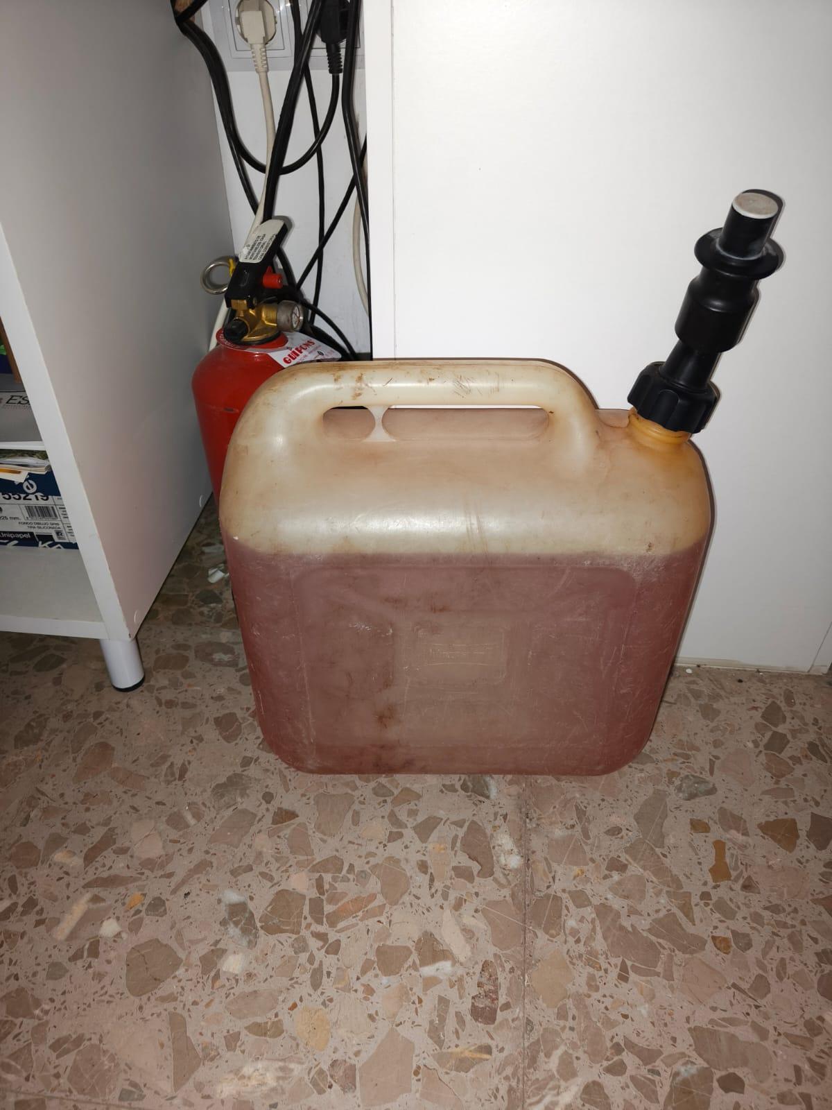 El bidón encontrado en una zona forestal de Montanejos.