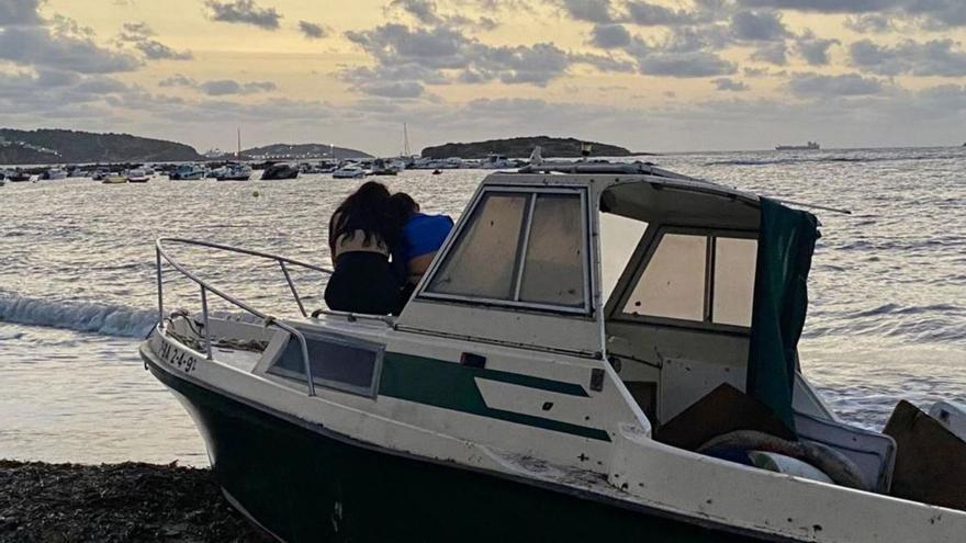 Romanticismo en una lancha varada por el temporal