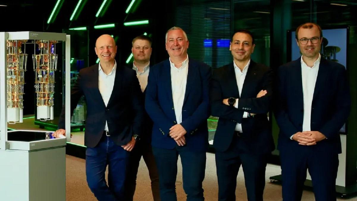 Los firmantes del acuerdo entre IBM y Dekra, entre ellos el malagueño Fernando Hardasmal, vicepresidente ejecutivo y director de Soluciones Digitales y de Producto de Dekra.