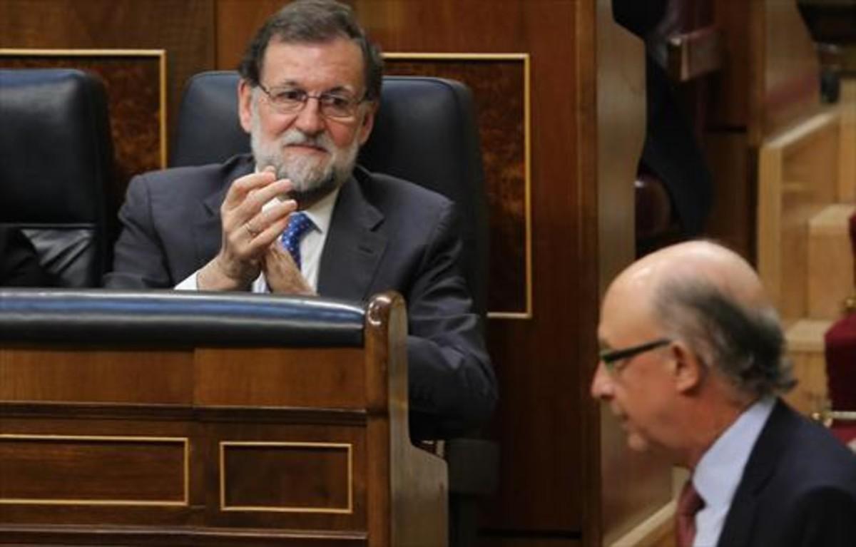 Mariano Rajoy aplaude, el jueves, a su ministro de Hacienda y Función Pública, Cristóbal Montoro.