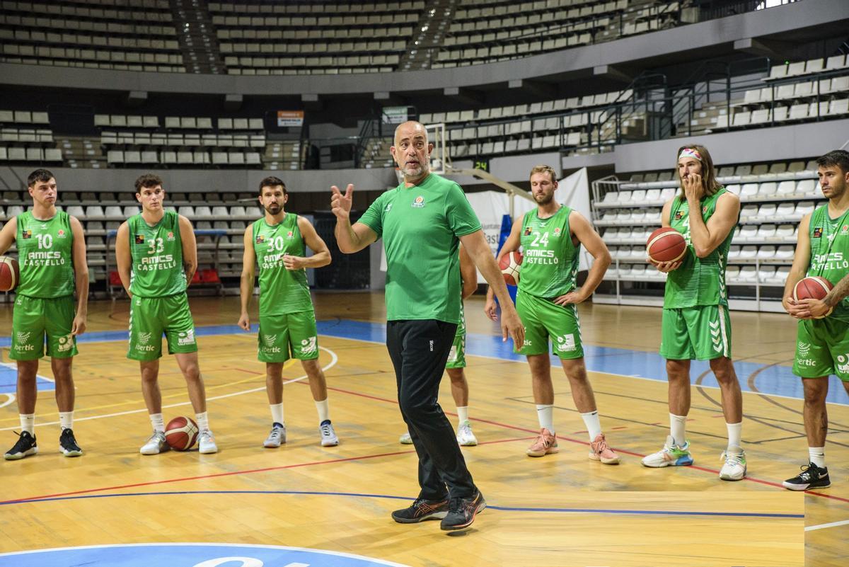 El técnico de Amic Castellón, Juan Antonio Orenga, da instrucciones a los jugadores en un entrene.