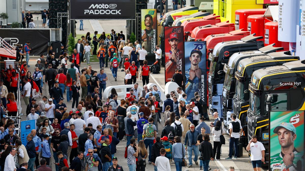 Un gran número de personas pasea por el paddock durante el primer día de entrenamientos del Gran Premio de la Comunitat Valencia de MotoGP