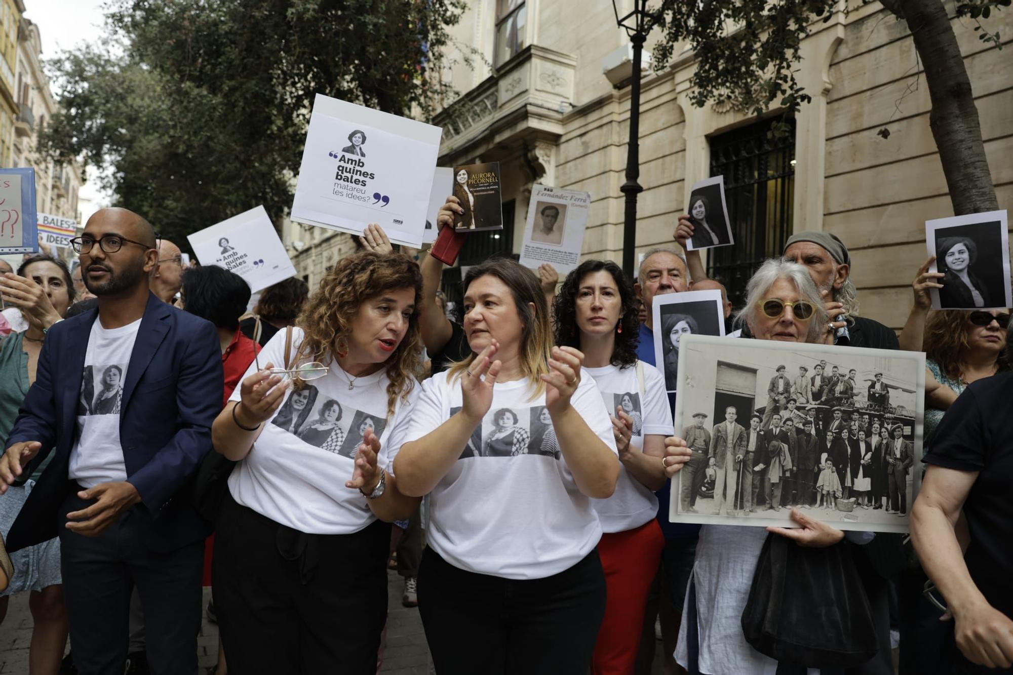 Las mejores imágenes de la concentración para exigir la dimisión de Le Senne