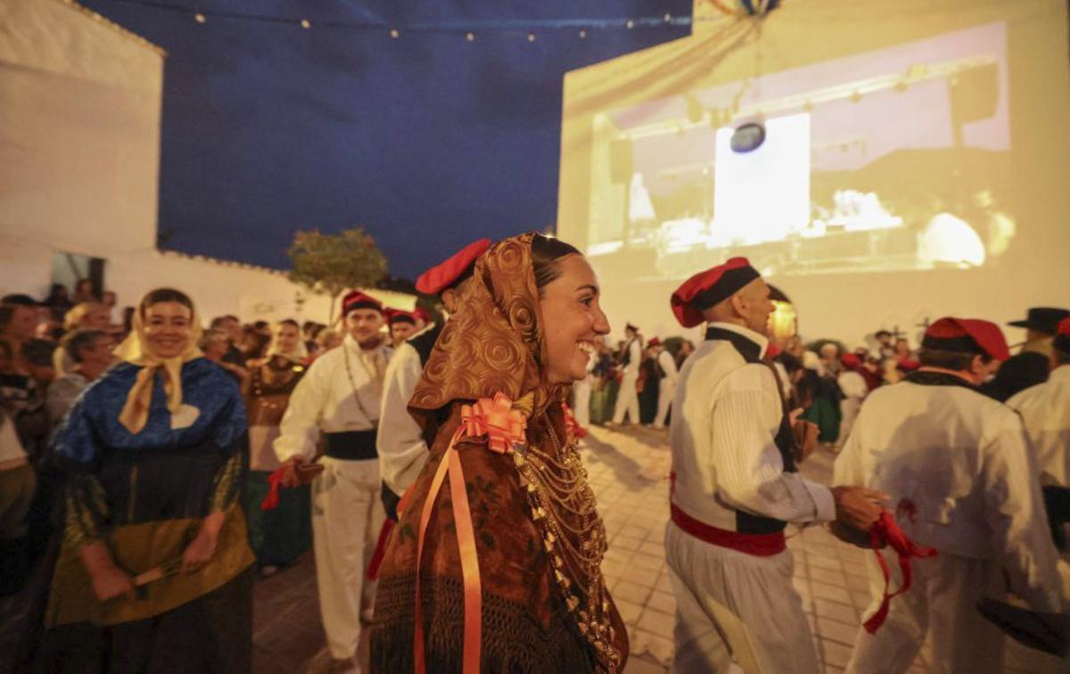 La colla baila en la plaza mayor del pueblo. |