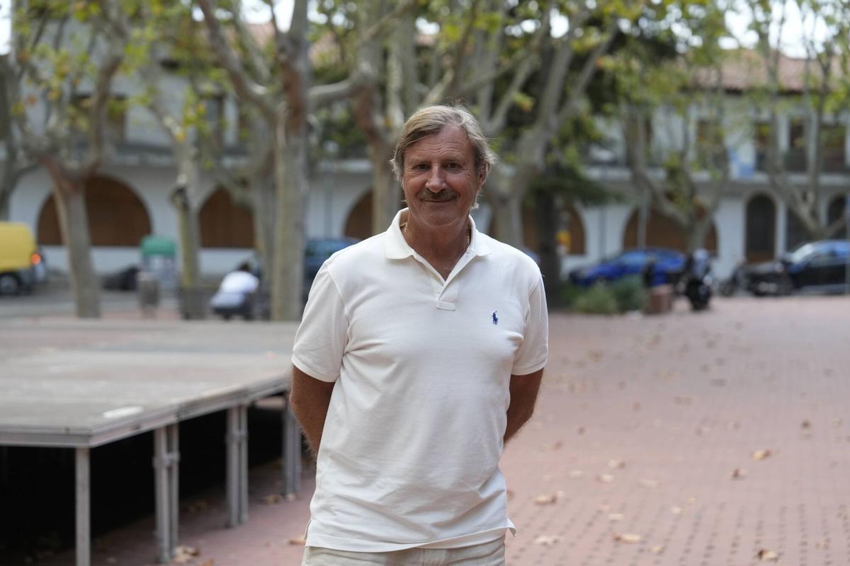 Protesta de vecinos de Bellaterra porque el centro de laboratorio de donde sale la peste porcina, CRESA, será aún más peligroso. Pasa de nivel 3 a nivel 4.. En la foto, Carles Triginer. Bellaterra, 8 de septiembre de 2026. Fotografía de Ferran Nadeu