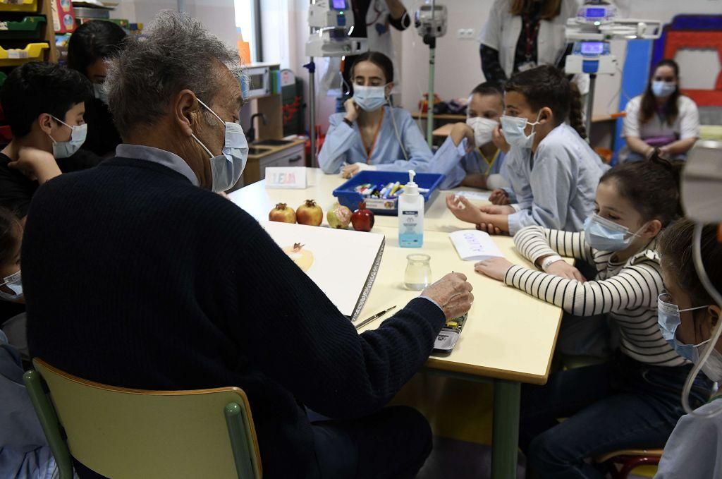 Pedro Cano lleva la pintura a Oncología Infantil de la Arrixaca