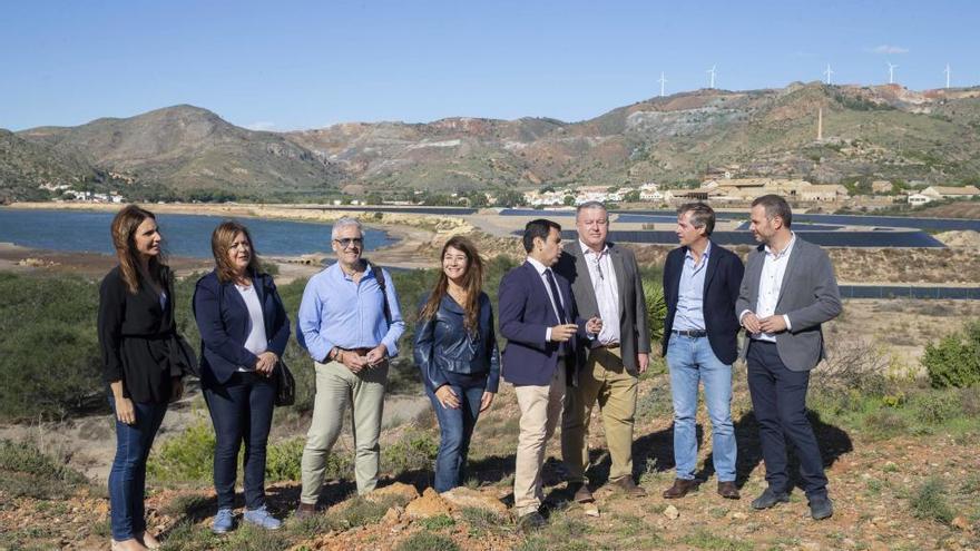 Un momento de la visita de ayer de los políticos populares a la Bahía de Portmán.