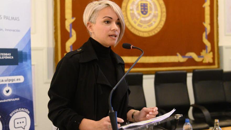 La diseñadora Nira Santana, durante su intervención ayer, en el Rectorado de la ULPGC.