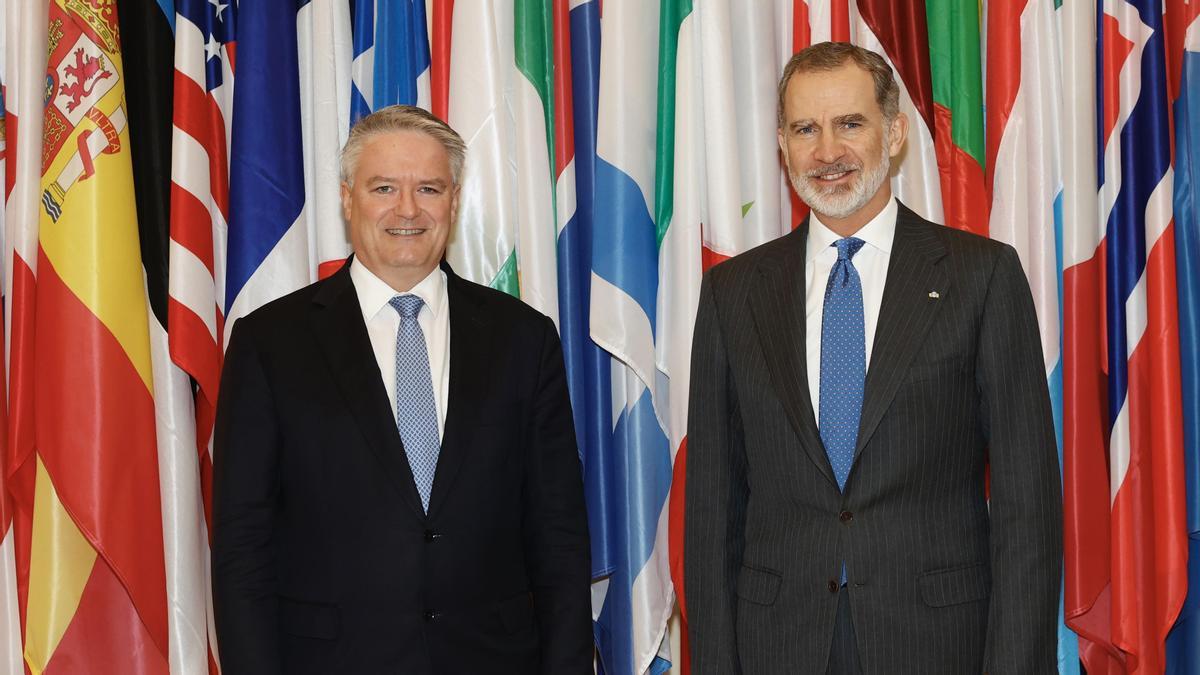 El rey Felipe VI y el secretario general de la OCDE, Mathias Cormann.