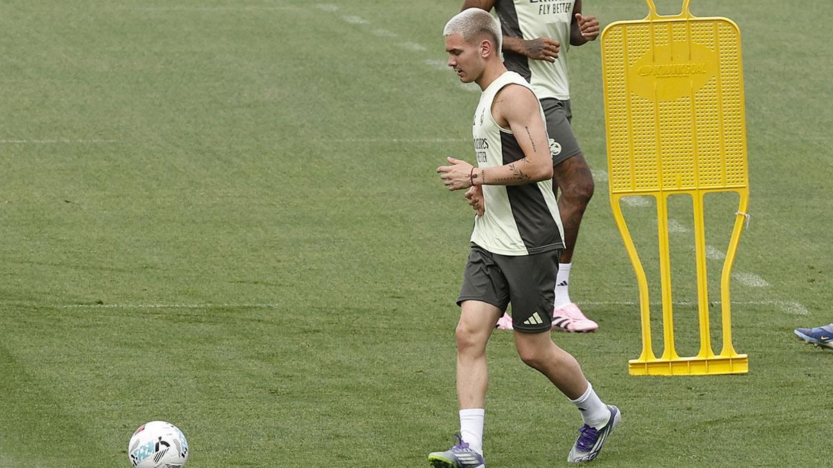 El jugador argentino del Real Madrid Franco Mastantuono, durante el entrenamiento del equipo