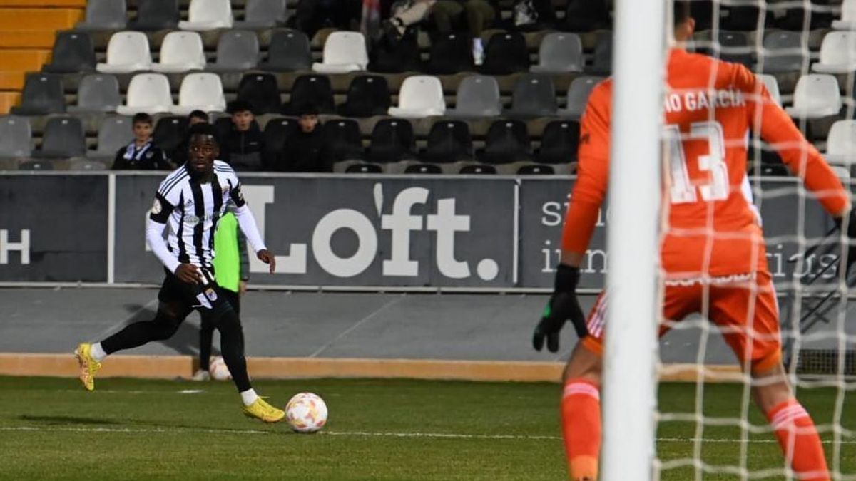 Adilson Mendes, durante un partido del Badajoz