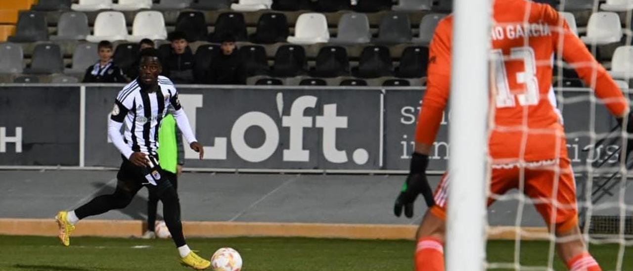 Adilson Mendes, durante un partido del Badajoz