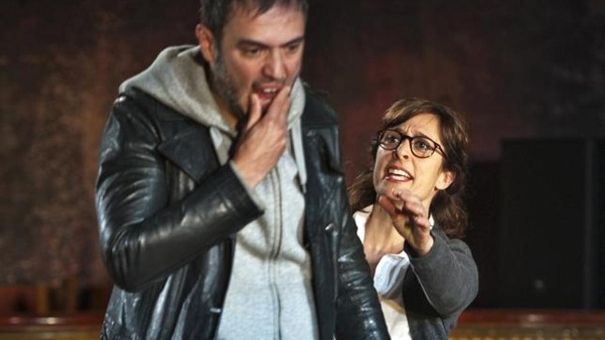 Escena de 'Incendis', con Clara Segura y Julio Manrique.