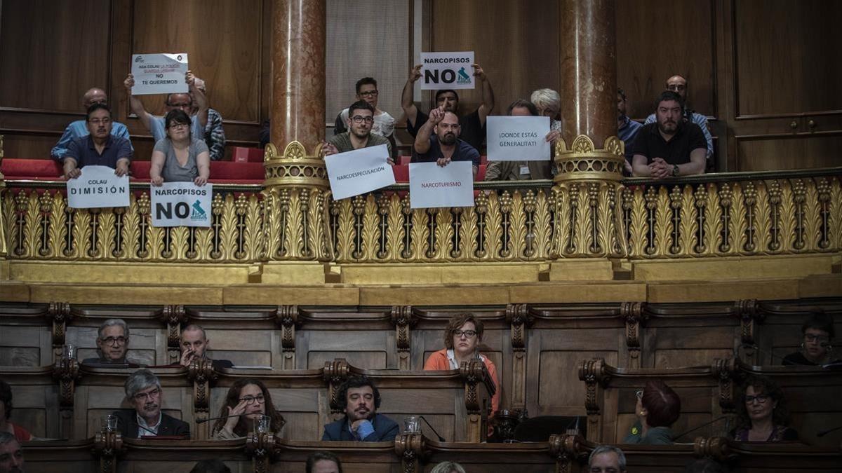 Protesta de vecinos del Raval en el pleno extraordinario sobre Ciutat Vella.