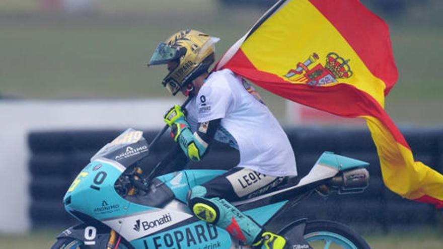 Joan Mir tras su victoria en Moto3.