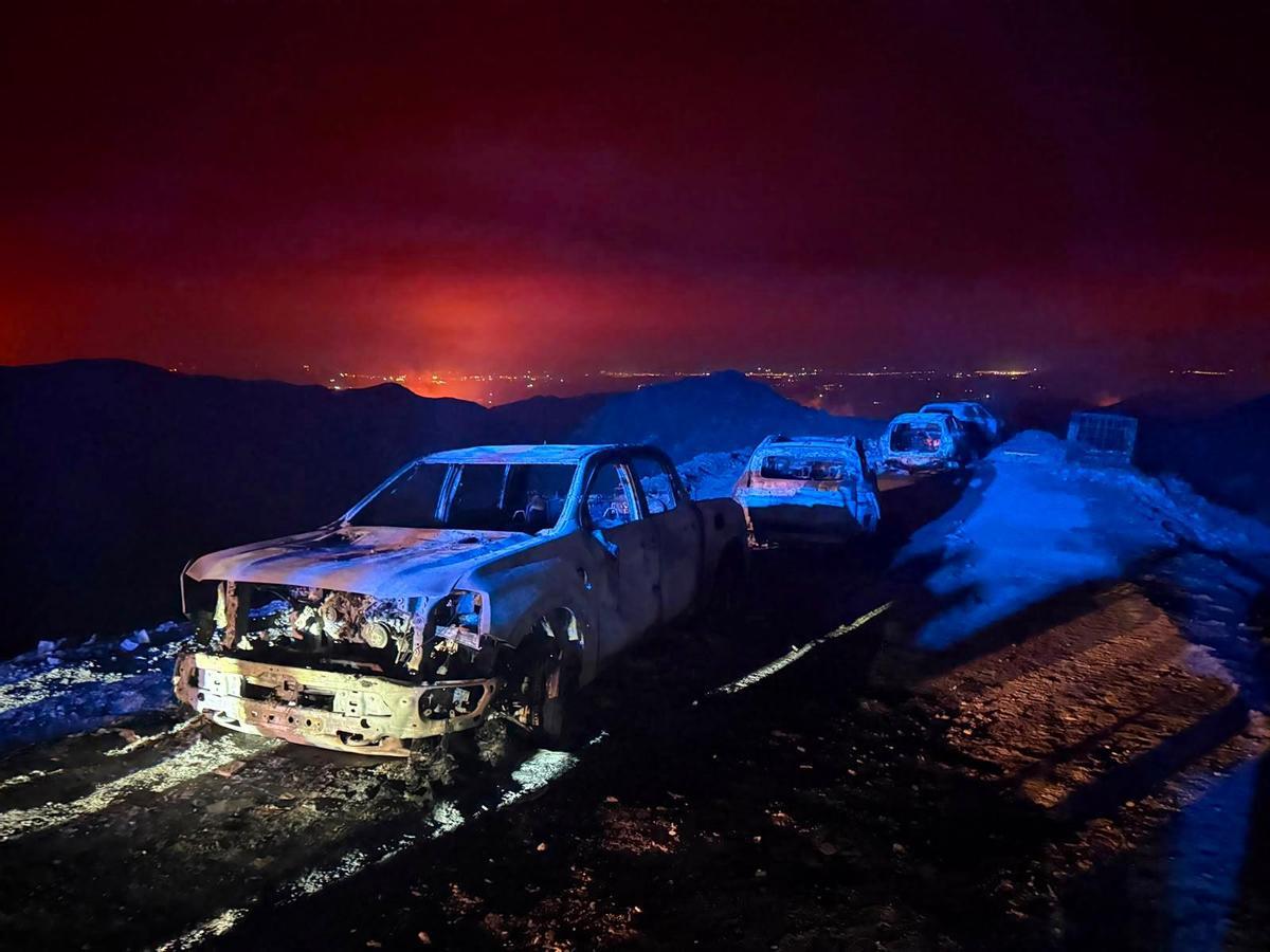 Coches calcinados en uno de los tramos afectados por el incendio de Los Gallardos