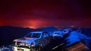 Coches calcinados en uno de los tramos afectados por el incendio de Los Gallardos