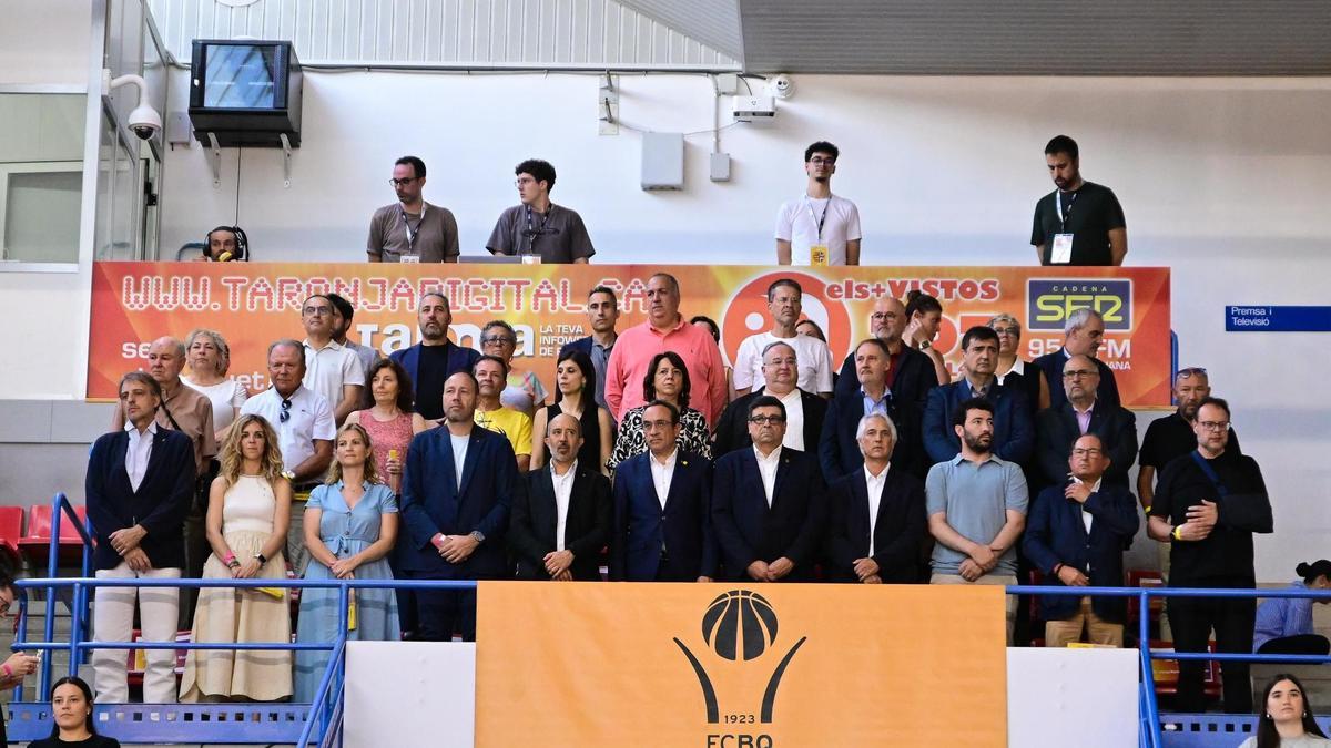 La llotja del Nou Congost en l'últim Catalunya-Gran Bretanya, amb el president del parlament Josep Rull, i el conseller d'Esports, Berni Álvarez