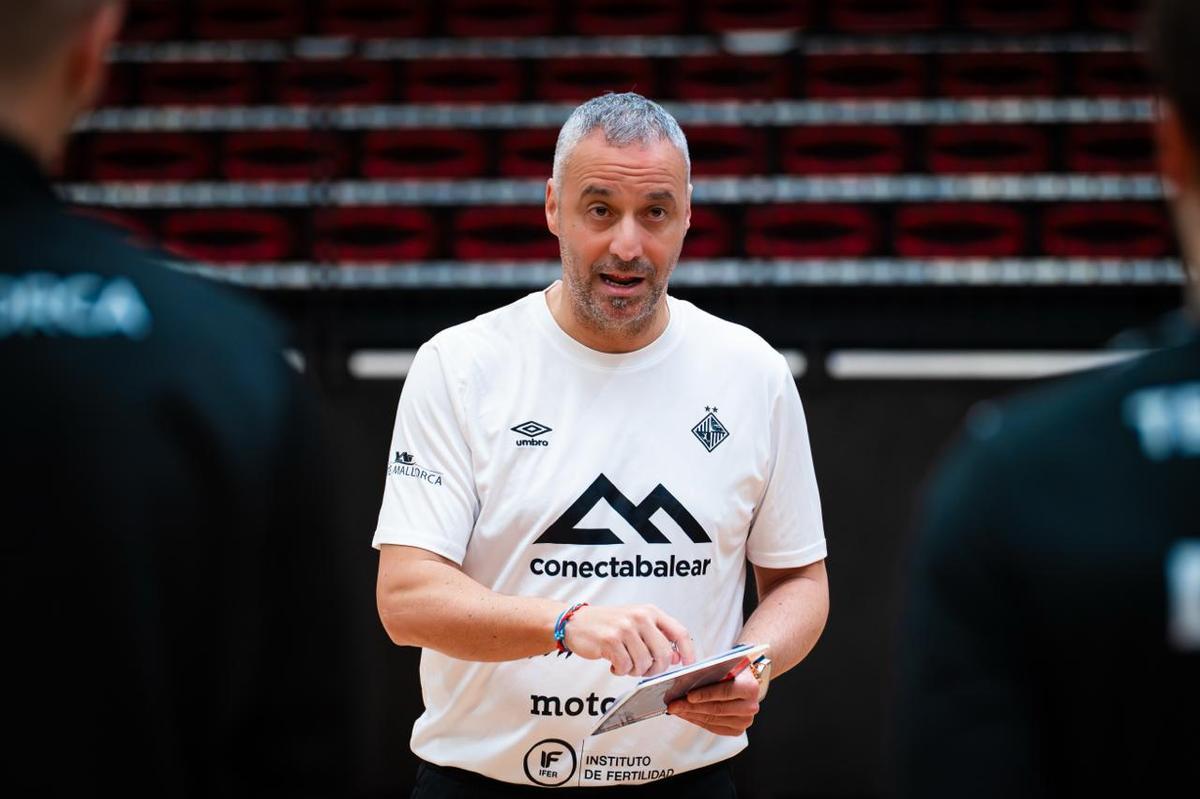 Vadillo da instrucciones a los suyos en Riga.