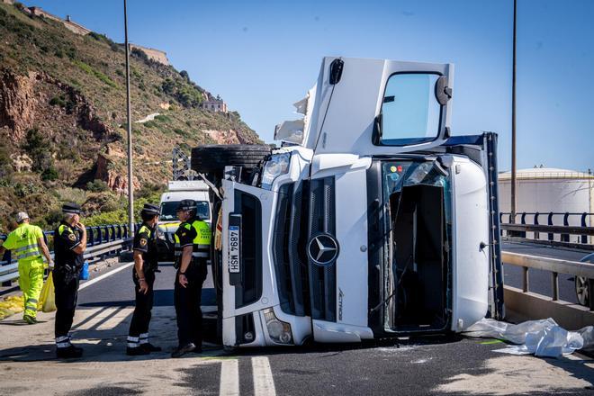 Muere el conductor de un camión tras volcar en la Ronda Litoral, que permanece cortada desde hace más de cinco horas