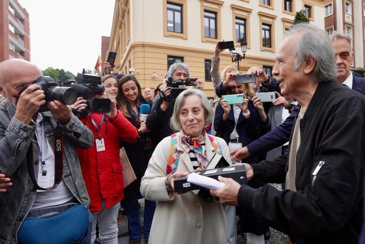 Así fue la llegada de Joan Manuel Serrat a Oviedo para recibir el premio "Princesa de Asturias" de la Artes