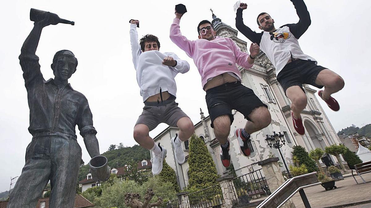 Por la izquierda, Gonzalo López, Matías Estrada y Héctor Fernández, ante la plaza de Requejo. |