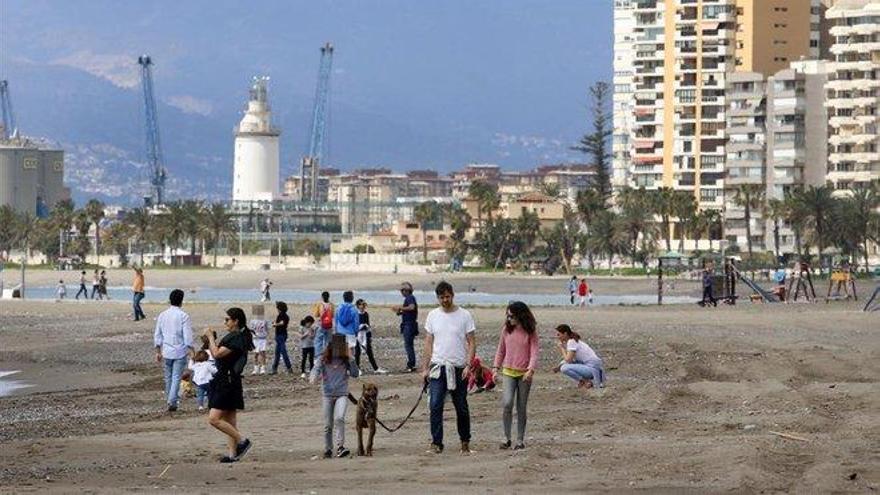 Los niños toman las playas con alegría y ante el temor de algunos padres