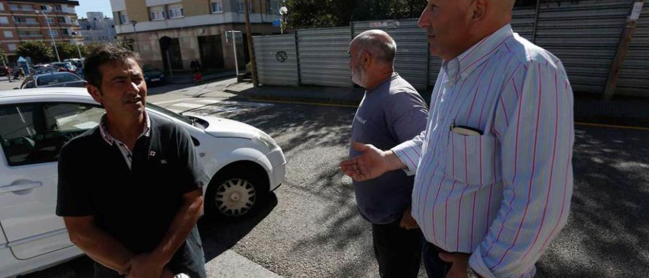 Miguel Ángel Artime, Manuel Ángel Díaz y Santiago González conversan en la calle Mariano Suárez Pola.