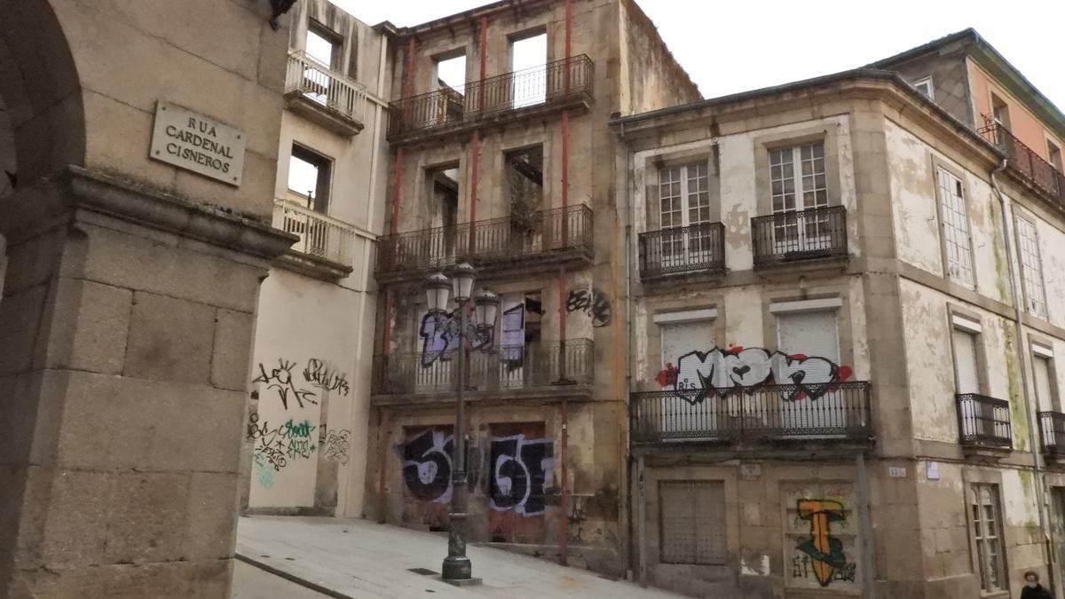 Pintadas y ruinas en el casco histórico, muy cerca de la catedral. // FERNANDO CASANOVA