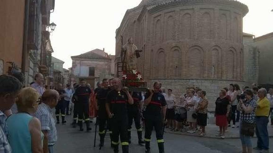 Bomberos portan a hombros la imagen de su patrón.