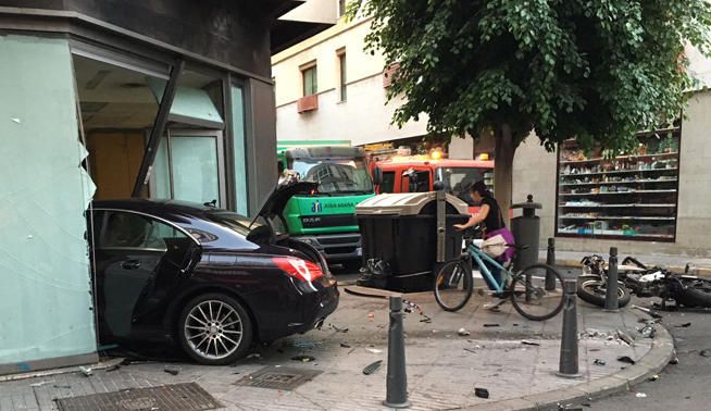 Sufre un infarto y se empotra contra un local