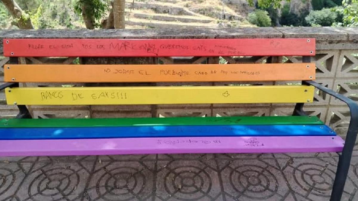 Uno de los bancos vandalizado en Bocairent.