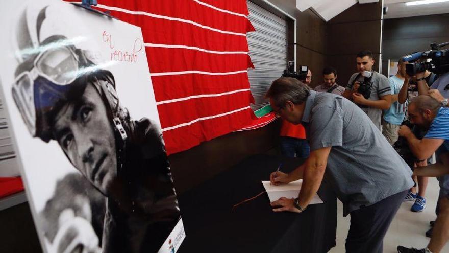 Francisco Guarido firma en el libro de condolencias habilitado en el pabellón Ángel Nieto de Zamora