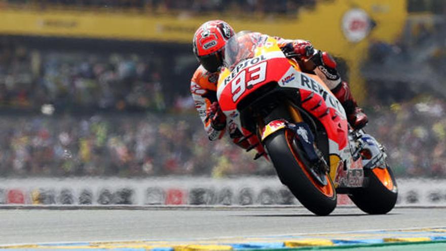 Márquez pilota su moto en Le Mans.