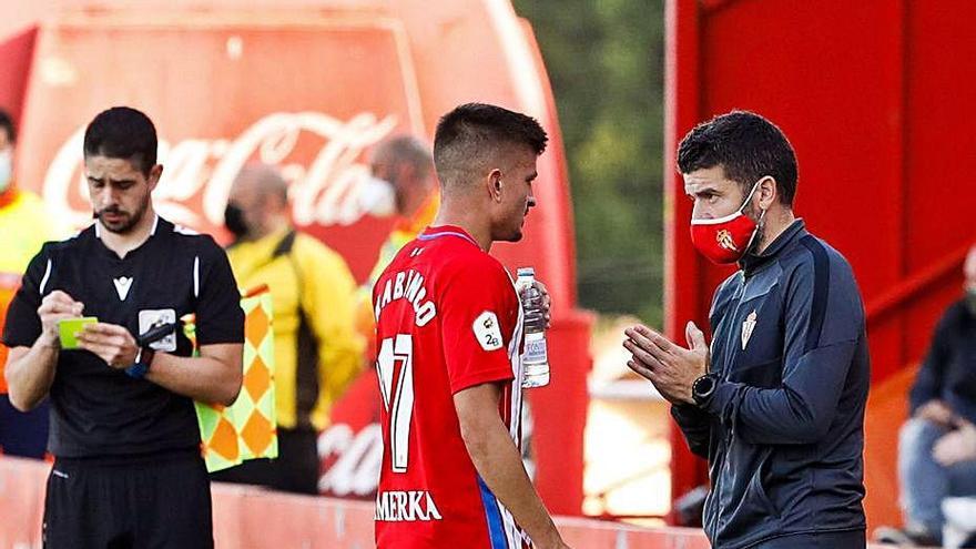 Samuel Baños da instrucciones a Trabanco en el partido ante la Cultural Leonesa de la pasada jornada.